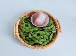 今天老家刚摘的毛豆，特别地新鲜。