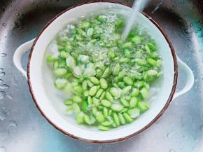 剥好的毛豆清洗一下。