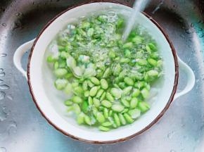 剥好的毛豆清洗一下。