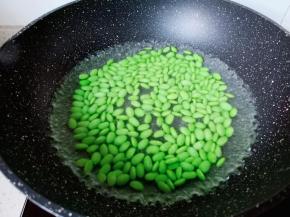 锅里多放一点清水，水开后下毛豆。