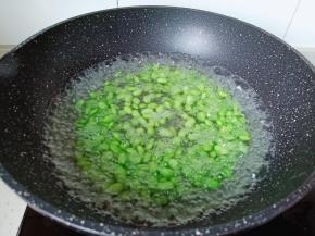 要想炒好的毛豆颜色好看，加一点点的小苏打。焯水一分钟就可以捞出锅控水。