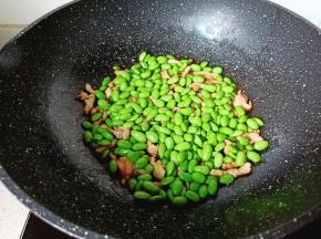 加入毛豆翻炒至熟。
