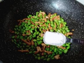 加盐调味翻炒均匀即可关火盛盘了！