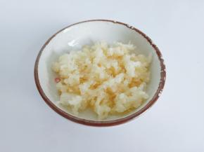 大蒜用刀背拍一下，剥壳就很简单，再剁成蒜泥。