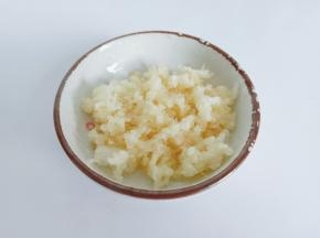 大蒜用刀背拍一下，剥壳就很简单，再剁成蒜泥。