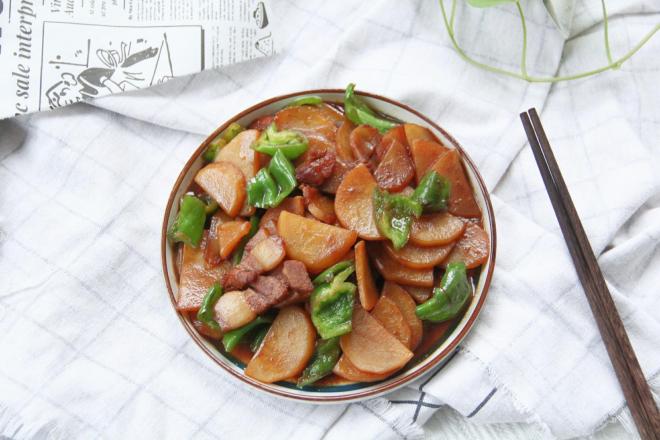 快手小炒，酱香青椒土豆片炒五花