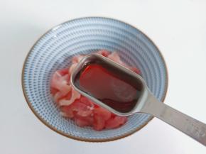 猪肉切细丝，加料酒、生抽、蚝油各1勺。