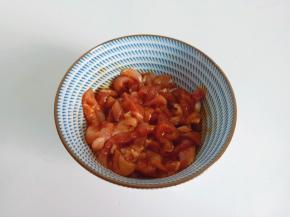 用筷子将调味料搅拌均匀腌制十分钟。