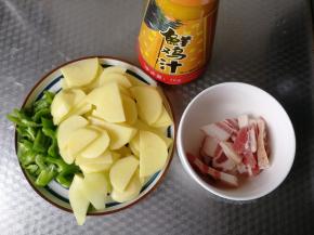 准备材料，土豆去皮清洗干净，切薄片。五花肉切成薄片清洗干净。青椒去柄去籽清洗干净，切成小块。姜清洗干净。