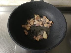 煸炒出香味，然后将肉片煸炒到金黄微焦，让五花肉中的油都煸炒出来。盛出备用。