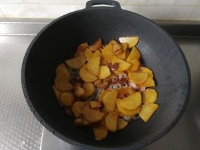 加入老抽翻炒上色