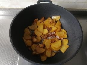 加入老抽翻炒上色