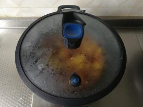 淋入一小碗清水，再炒2下炒匀，盖上锅盖，转小火闷煮1-2分钟。