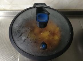 淋入一小碗清水，再炒2下炒匀，盖上锅盖，转小火闷煮1-2分钟。