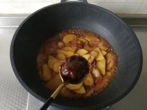 此时土豆用锅铲就可以戳动，土豆上色也可以。再加入一大勺甜面酱。不能省略，真的超好吃。翻炒一会。