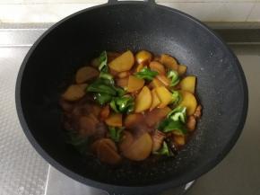 加入青椒块，翻炒一会让青椒断生，此时锅里的汤汁基本也收的差不多。