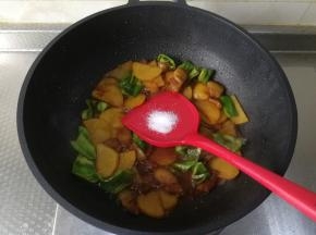 加盐，炒匀调味。