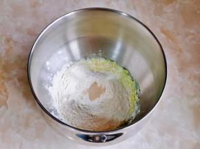 首先将除黄油与盐外的食材全部加入厨师机桶中，先液体，再粉类，最后加入酵母粉。