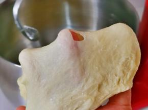 继续揉至面团处于扩展阶段，不结实很容易断状态。