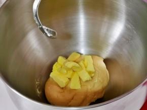 加入盐与软化的黄油。