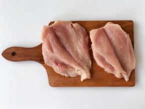 把鸡胸肉洗干净，从最厚处下刀，平刀把鸡胸肉切成两半，不要切断；用肉锤或刀背敲打一下鸡胸肉，这样更容易入味。