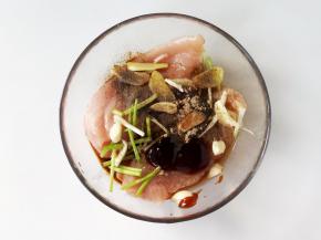 鸡胸肉放入大碗中，加入葱姜蒜、2勺料酒、2勺生抽、2勺蚝油、适量胡椒粉、烧烤料（或者十三香、五香粉），再加少许盐；