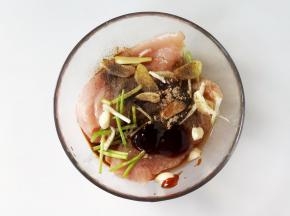 鸡胸肉放入大碗中，加入葱姜蒜、2勺料酒、2勺生抽、2勺蚝油、适量胡椒粉、烧烤料（或者十三香、五香粉），再加少许盐；