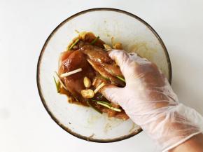 把各种腌料用手抓匀，轻轻按摩鸡肉，有助于入味。