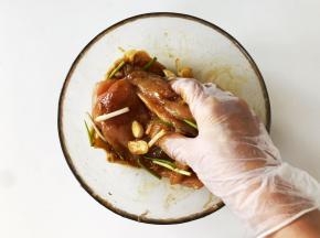 把各种腌料用手抓匀，轻轻按摩鸡肉，有助于入味。
