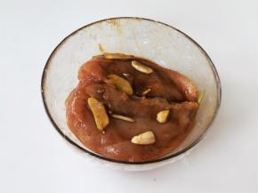 盖上保鲜膜，放入冰箱冷藏2小时以上，隔夜会更加入味。