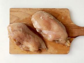 把鸡胸肉包好芝士片后，边缘对齐，用牙签固定好，防止芝士在空炸的过程中流出来。