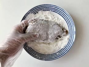 鸡排先裹上一层淀粉；