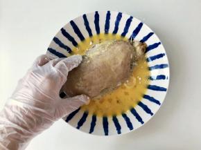 再裹上鸡蛋液；