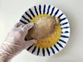 再裹上鸡蛋液；