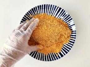 最后沾满面包糠 。