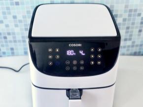 COSORI空气炸锅按下“预热”键，按“—”键调到180度，时间会自动调整为4分钟，预热会让食物的成品效果更佳，非常喜欢它的液晶屏，一目了然，操作方便。