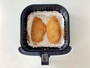 空气炸锅预热好之后，在炸蓝里铺上锡纸，超大容量可以同时把两块鸡排一起放入，空间还有富余，可以满足更多的烹饪需求。