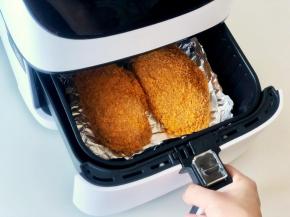 把炸蓝推入炸锅中。