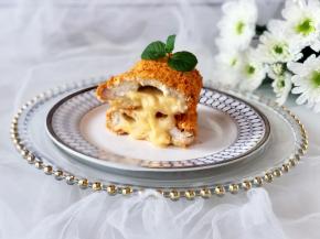 趁热把鸡排切开，香浓的芝士顷刻间流出，浓浓的奶香味。