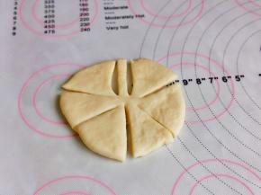 取一个小面团用擀面杖擀成圆饼，然后切七刀，如图。