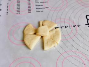 中间那片提起来，底下的两片捏在一起，如图。