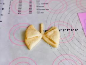 另一边同样操作，这样蝴蝶结的基本形状出来了。