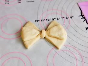 底部收口捏紧，这样一个蝴蝶结面包胚就完成了。