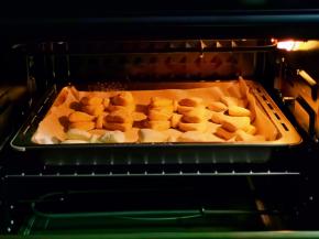 入烤箱中层，上一层170度烤15分钟。（时间及温度仅供参考，具体根据自家烤箱性能另定）