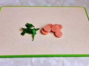 火腿切片，黄瓜洗干净削一点皮下来。