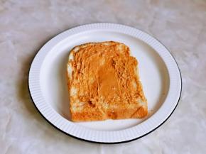 吐司上面涂上花生酱，其它酱也可以，根据个人喜欢来。