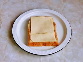 再放上芝士片，用了一片半。