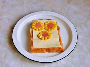 香肠摆放好，玉米围在香肠周围的一圈，如图。