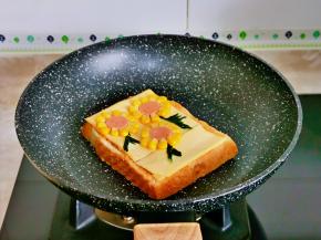 平底锅刷少许油，放上三明治，小火加热2分钟即可。