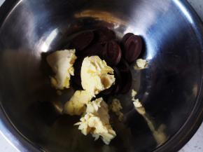 将巧克力和黄油混合